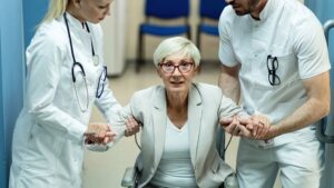Lee más sobre el artículo El edadismo en la atención sanitaria: qué es y cómo combatirlo